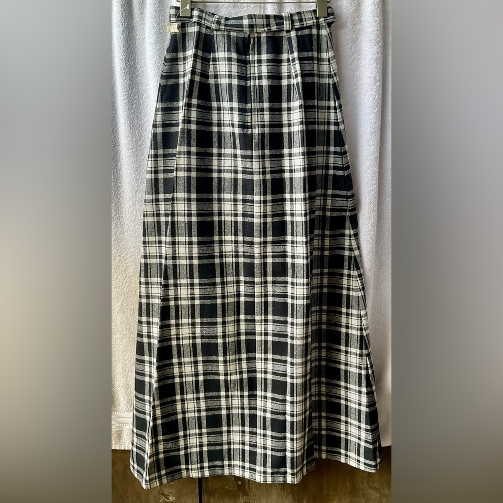 IGLWU Black and White A-Line Maxi Skirt with Tie Front - Picture 8 of 10
